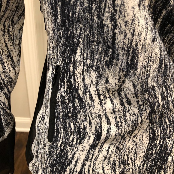 Lululemon Runner Texture Twist Black & White Top - Picture 7 of 8